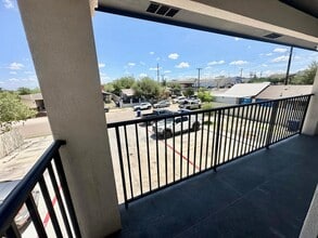 2705 Mauricio St in Laredo, TX - Building Photo - Building Photo
