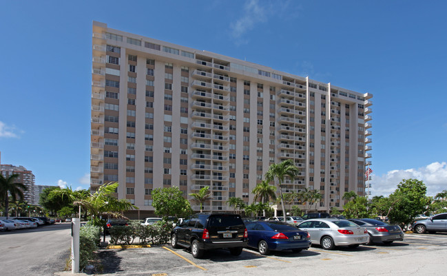 Plaza Towers South in Hallandale Beach, FL - Building Photo - Building Photo