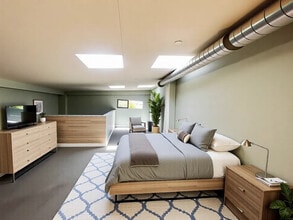 2640 Lincoln Blvd, Unit Loft Style 1 Bed in Santa Monica, CA - Building Photo - Building Photo