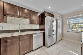 3520 Oaks Way in Pompano Beach, FL - Building Photo - Building Photo