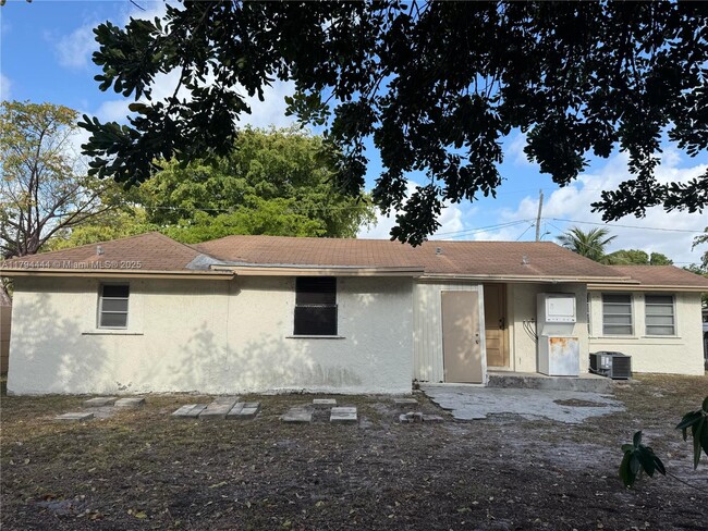 106 NE 2nd Ave in Hallandale Beach, FL - Building Photo - Building Photo