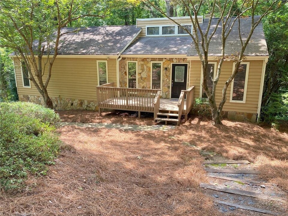 1877 Beaver Dam Ln NE in Marietta, GA - Building Photo