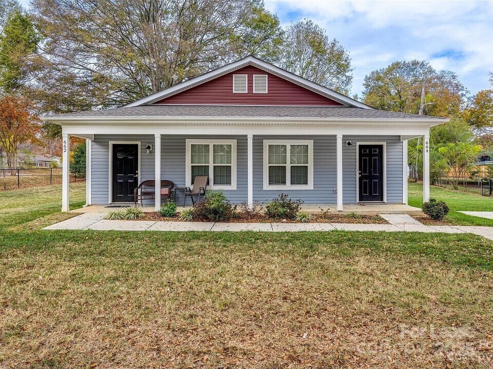 664 Reeves Ct in Charlotte, NC - Building Photo