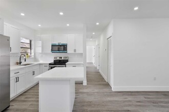 2724 SW 34th Ct in Miami, FL - Foto de edificio - Building Photo