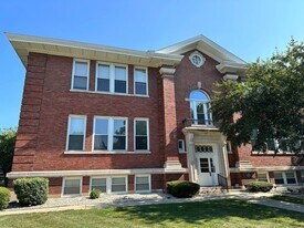 730 N Seminary Ave in Woodstock, IL - Building Photo