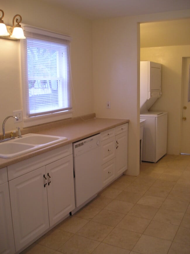 3020 E 17th St in Long Beach, CA - Building Photo - Building Photo