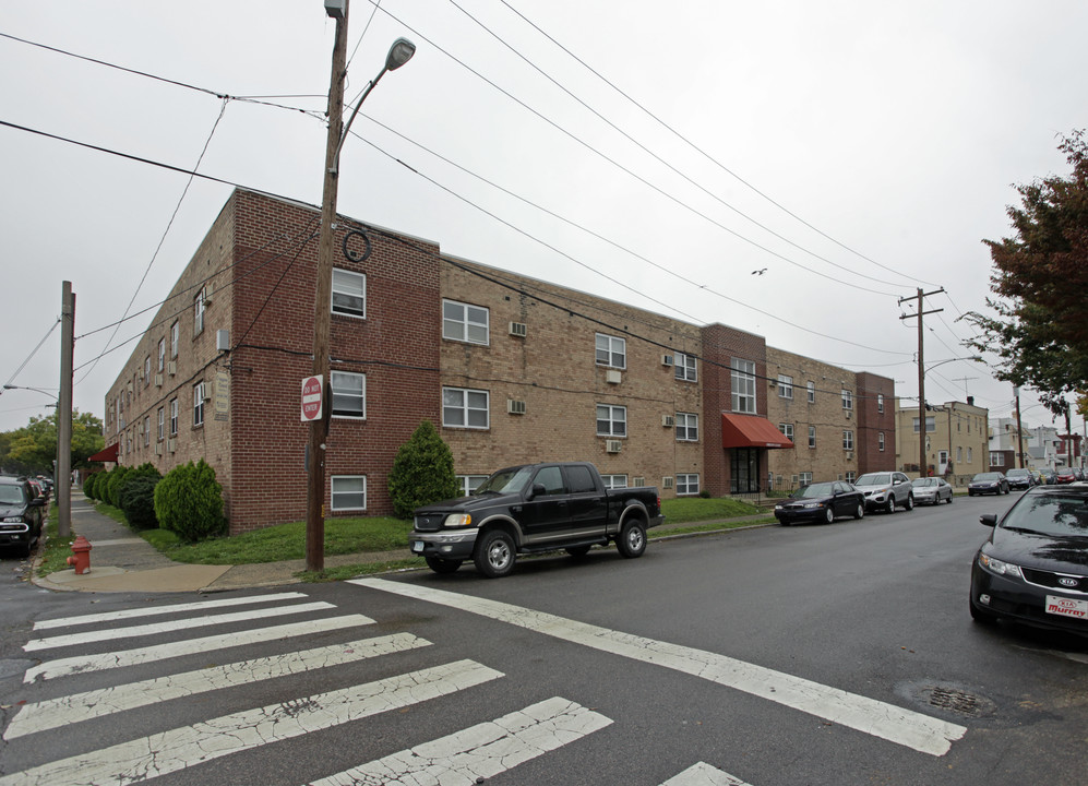 Oregon Court Apartments in Philadelphia, PA - Building Photo