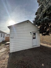 922 W Cedar St in Rawlins, WY - Building Photo - Building Photo