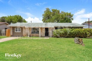 523 Pinehurst Blvd in San Antonio, TX - Building Photo