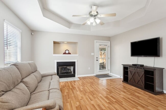 136 Southgate Dr in Ponchatoula, LA - Foto de edificio - Building Photo