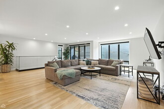 1437 W Grand Ave, Unit 1S in Chicago, IL - Building Photo - Building Photo
