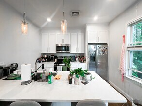 77 Torrey St, Unit 2 in Boston, MA - Foto de edificio - Building Photo