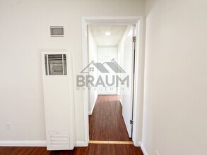 19401 Haynes St in Los Angeles, CA - Building Photo - Building Photo