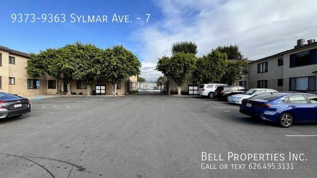 9373 Sylmar Ave in Los Angeles, CA - Building Photo - Building Photo