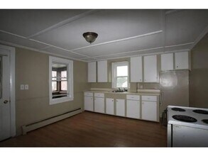 18 Gold St, Unit a in Waterville, ME - Foto de edificio - Building Photo