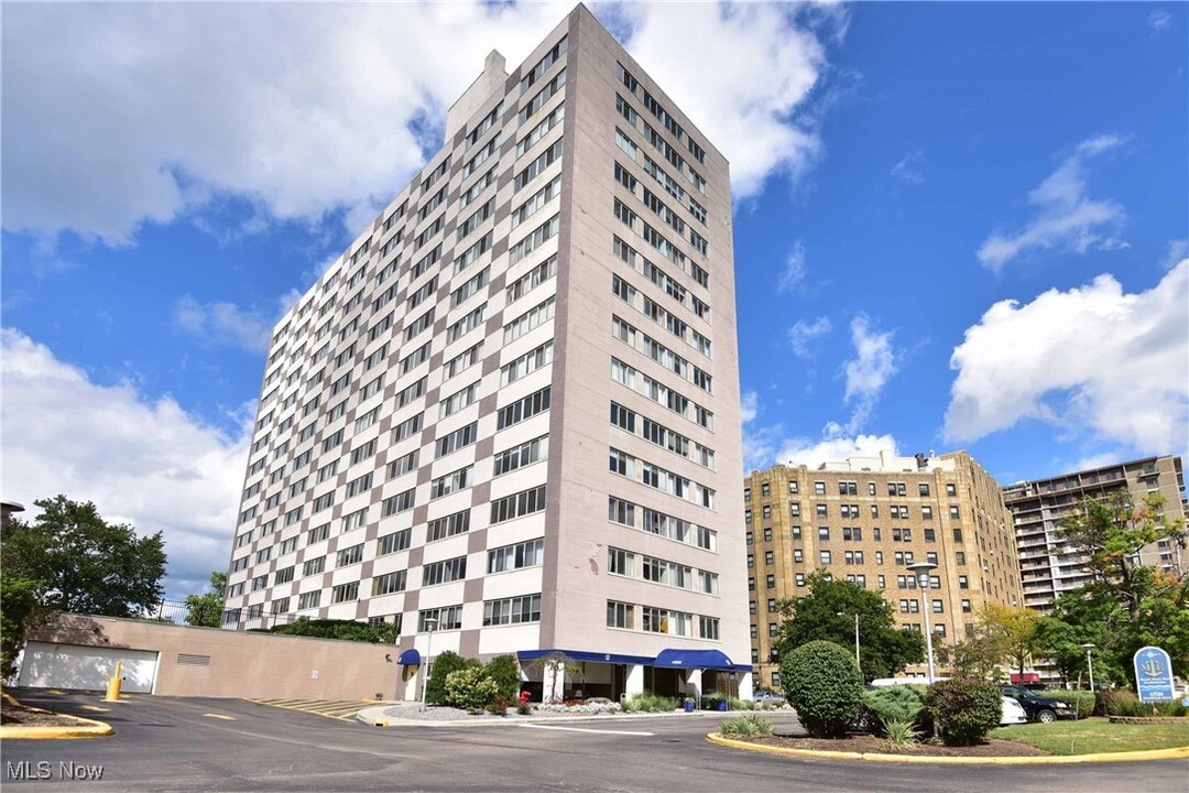 12520 Edgewater Dr in Lakewood, OH - Building Photo