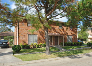 1052 Carrollton Ave in Metairie, LA - Foto de edificio - Building Photo