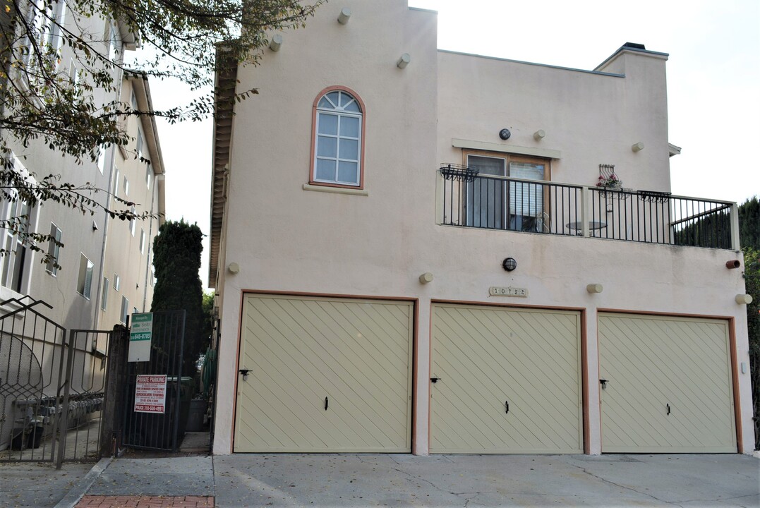 10752 Woodbine St in Los Angeles, CA - Building Photo