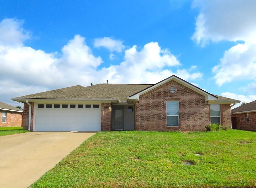 11278 Twin Spires Dr in Flint, TX - Building Photo
