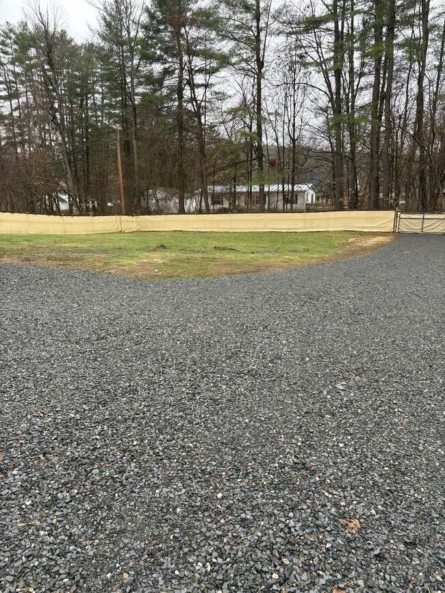 20 Stanley St in Charlestown, NH - Foto de edificio - Building Photo