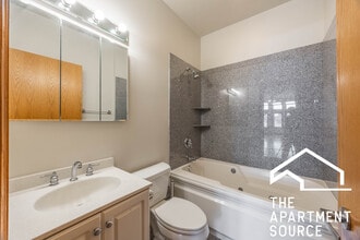 1162 W Grand Ave, Unit 4 in Chicago, IL - Foto de edificio - Building Photo