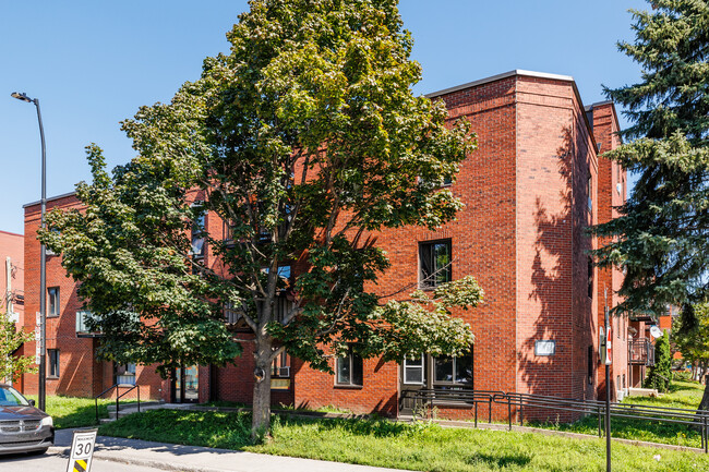 313 De Lévis Rue in Montréal, QC - Building Photo - Building Photo