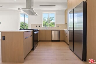 2133 S Longwood Ave in Los Angeles, CA - Building Photo - Building Photo