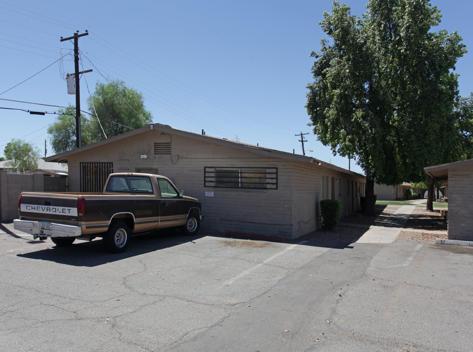 Pine Gardens in Mesa, AZ - Building Photo