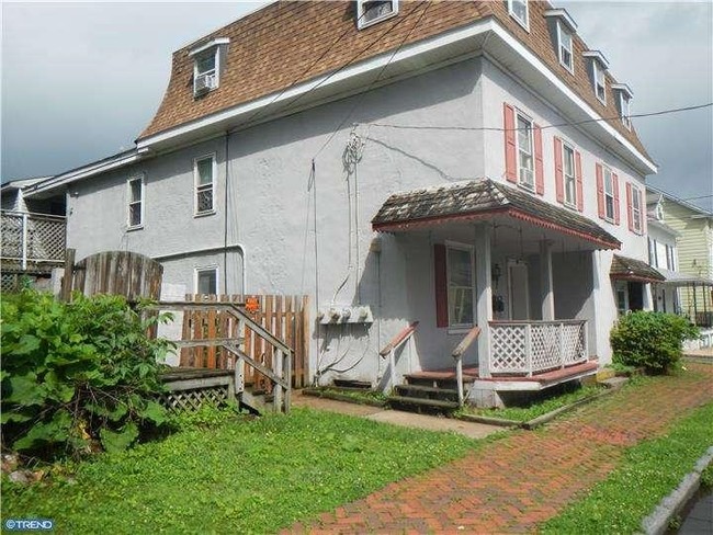 118 Dayton St in Phoenixville, PA - Foto de edificio - Building Photo