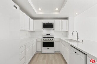4240 Lost Hills Rd in Calabasas, CA - Foto de edificio - Building Photo