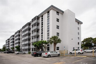 16950 W Dixie Hwy, Unit B320 in North Miami Beach, FL - Foto de edificio - Building Photo