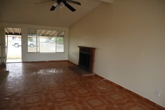 14070 Quinnault Rd in Apple Valley, CA - Foto de edificio - Building Photo