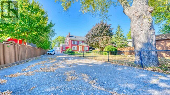 1110 Simcoe St S in Oshawa, ON - Building Photo - Building Photo