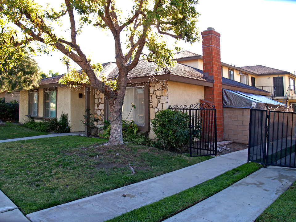 10462 Chapman Ave in Garden Grove, CA - Building Photo