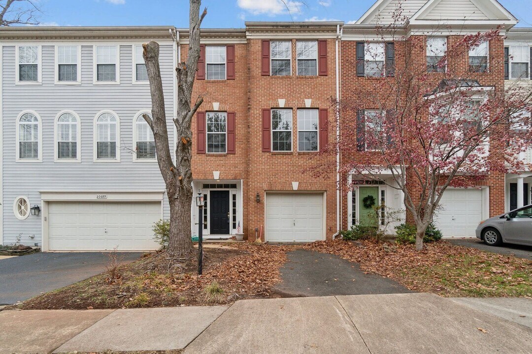 20687 Waterfall Branch Terrace in Sterling, VA - Building Photo