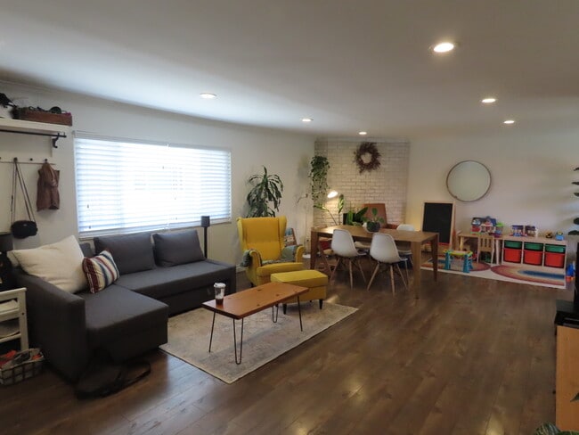 11337 Nebraska Ave, Unit 304 in Los Angeles, CA - Building Photo - Building Photo