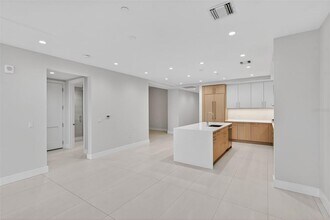 275 1st Ave S in St. Petersburg, FL - Building Photo - Building Photo