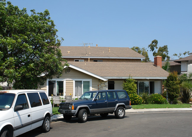 17052 Evergreen Cir in Huntington Beach, CA - Building Photo - Building Photo