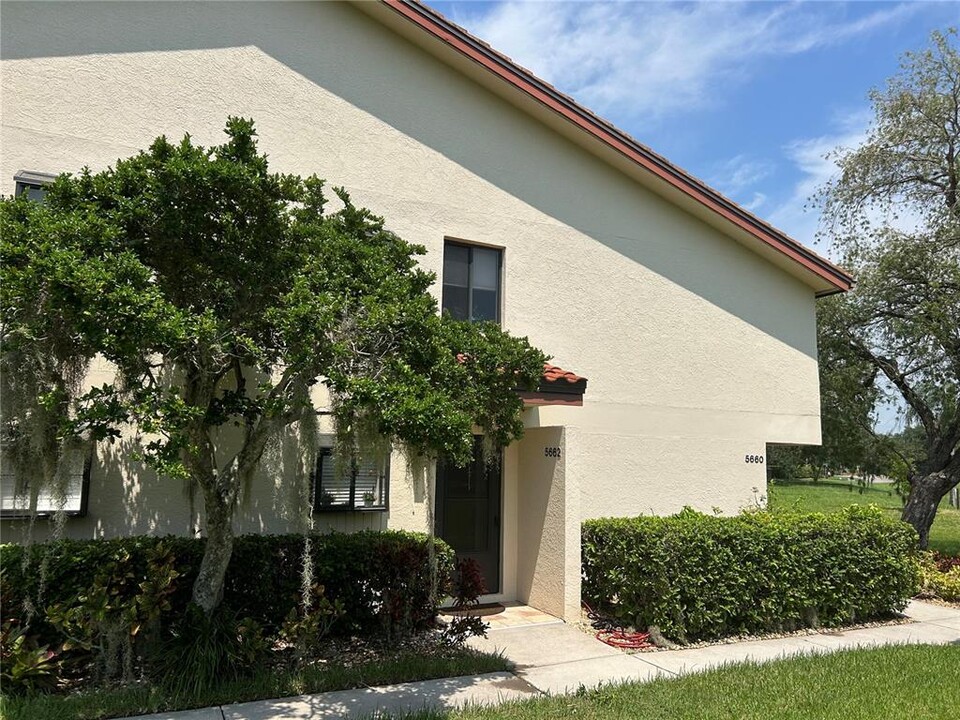 5662 Gardens Dr in Sarasota, FL - Building Photo