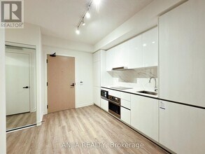 8 Interchange Wy in Vaughan, ON - Building Photo - Building Photo