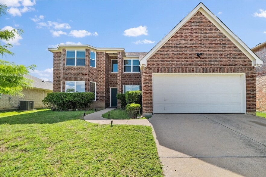 7000 Snowy Owl St in Arlington, TX - Building Photo