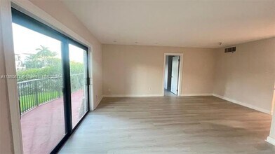 6855 Edgewater Dr in Coral Gables, FL - Building Photo - Building Photo