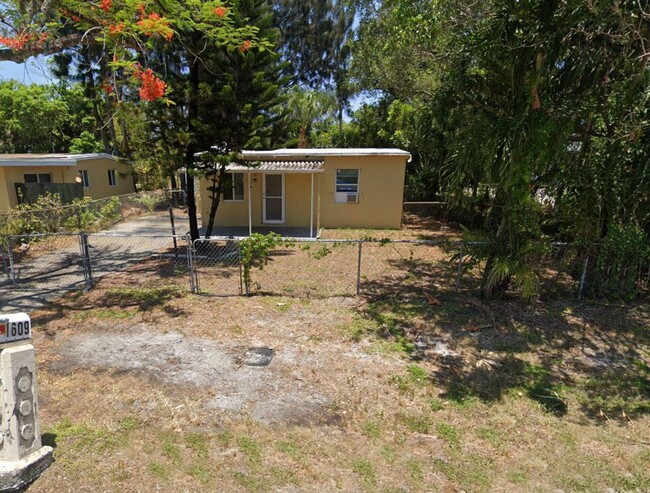 1609 Lauderdale Manor Dr in Fort Lauderdale, FL - Building Photo - Building Photo