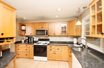 104 Country Club Rd in Cheshire, CT - Building Photo - Building Photo