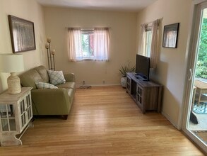 8360 Medved Ln, Unit UnitA in Sebastopol, CA - Foto de edificio - Building Photo