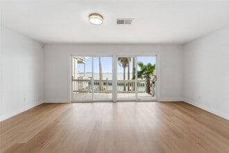 5 Tiki Cir in Tiki Island, TX - Building Photo - Building Photo