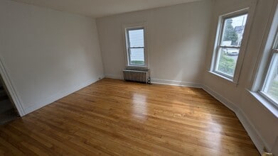 20 Kosta St, Unit 3 in Worcester, MA - Foto de edificio - Building Photo