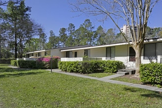 Summer Glen ~ Boutique Cottage Style Living Meets Hassle Free Leasing in Jacksonville, FL - Foto de edificio - Building Photo