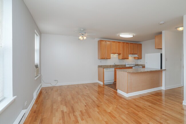 808 W Junior Terrace in Chicago, IL - Building Photo - Interior Photo