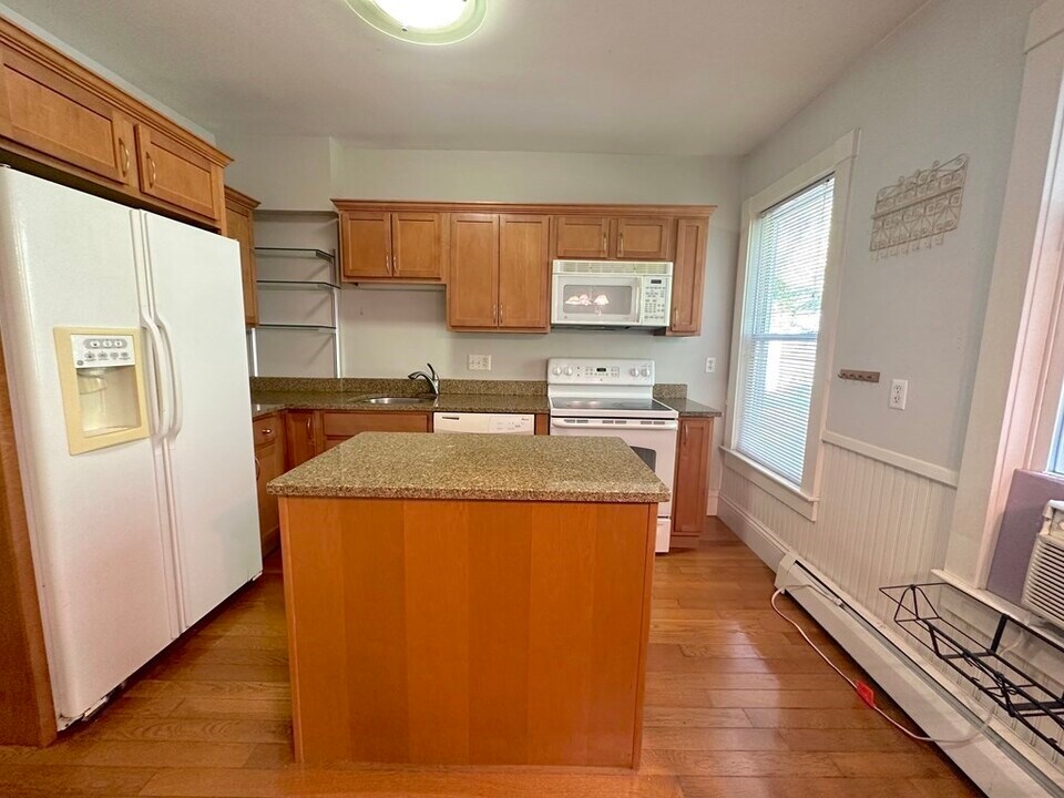 29 Rossmore St in Somerville, MA - Foto de edificio